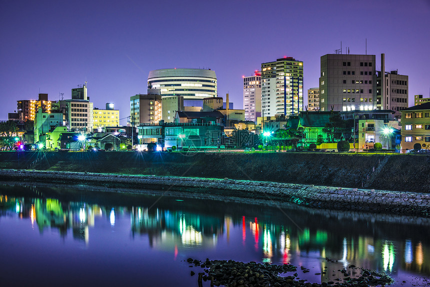 日本冈山市朝日河上的城市景观图片