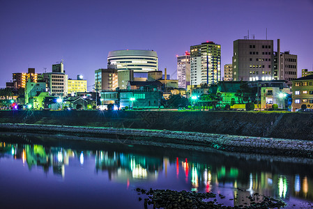 日本冈山市朝日河上的城市景观图片