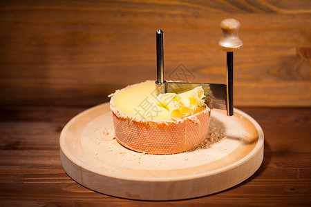 瑞士奶酪与girolle刀图片