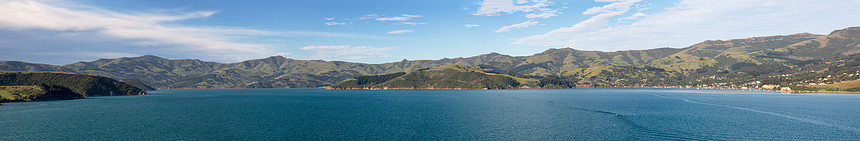 新西兰南岛Christchurch附近Akaroa港周围海岸线的全景图片