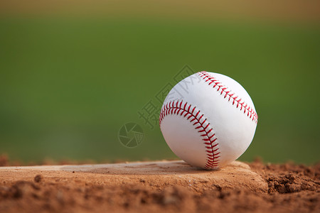 在投手上打白棒球在投手堆积封背景图片