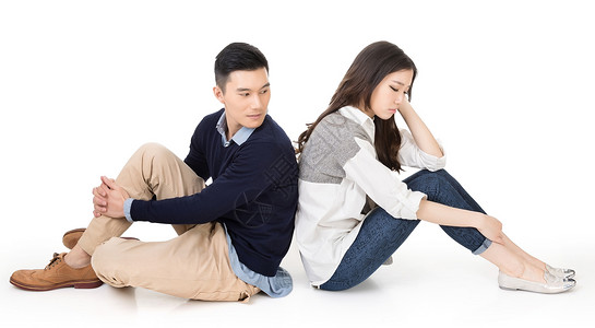 年轻亚洲情侣背靠坐在地上图片