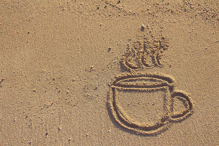 在沙滩上抽吸的古老咖啡图片