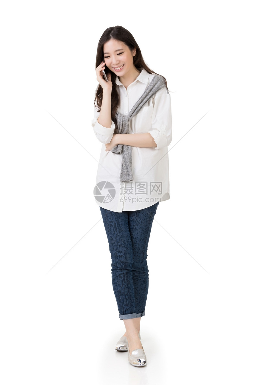 女人用手机和微笑说话完整的肖像全长孤图片