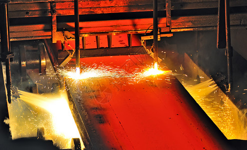 工厂内热金属的气割图片