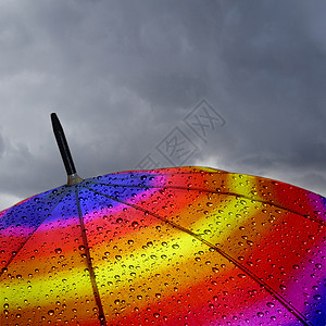 五颜六色的雨滴和厚云的伞顶图片
