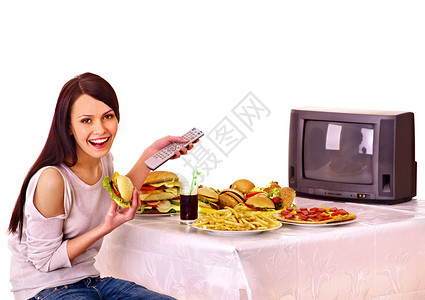 女人吃快餐和看电视孤立图片