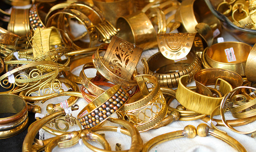 黄金首饰和珍贵的黄金首饰在意大利的珠背景图片
