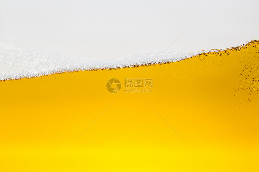 啤酒泡沫波金色啤酒杯玻璃泡沫王冠喷洒酒精图片