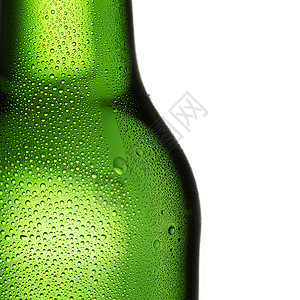 啤酒瓶绿色露珠冷凝啤酒泡沫酒精与白色背景上的水滴图片