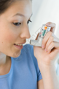 哮喘治疗女噻托溴铵粉雾剂高清图片