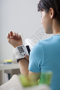 血压女人腕式血压计高清图片