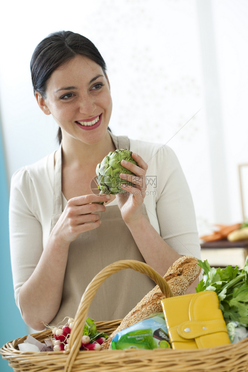 女人吃蔬菜图片