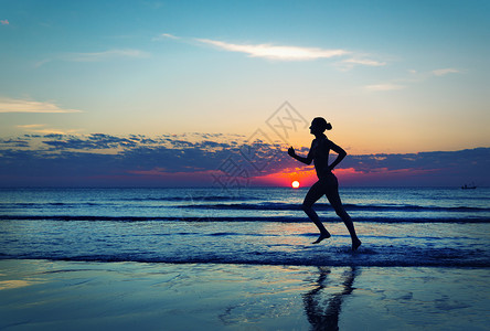 沿海岸奔跑的女孩剪影图片