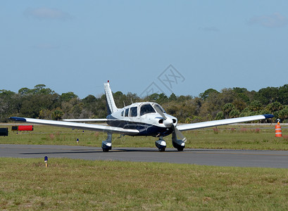 轻型私人飞机在地面背景图片