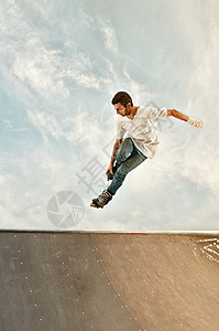 照片来自一个滑板坡上跳高的滚轮刀男孩在绞刑时间里被冻结了向往它看图片