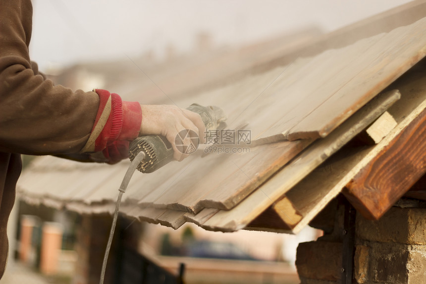 屋顶用一个桑德机修理和触摸屋图片