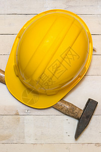 黄色保护硬帽和锤子背景图片