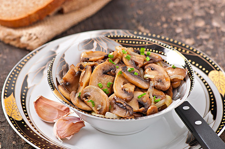 炒蘑菇和洋葱图片
