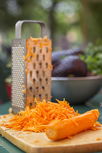 切菜板上的胡萝卜和磨碎的胡萝卜图片