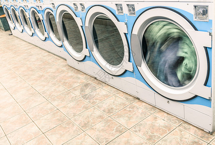 公共洗衣店中的工业洗衣机图片