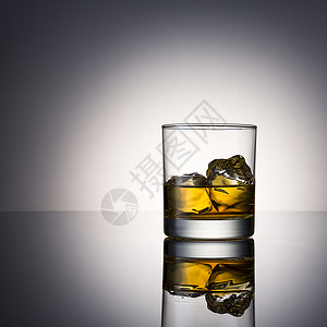 威士忌杯和冰块在苏格兰威士忌酒精波旁酒上喝图片