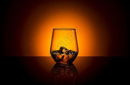 冰山块上的岩石酒精田纳西波旁威士忌图片