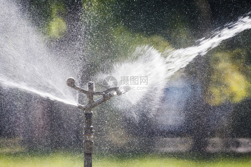 洒水喷头浇草图片