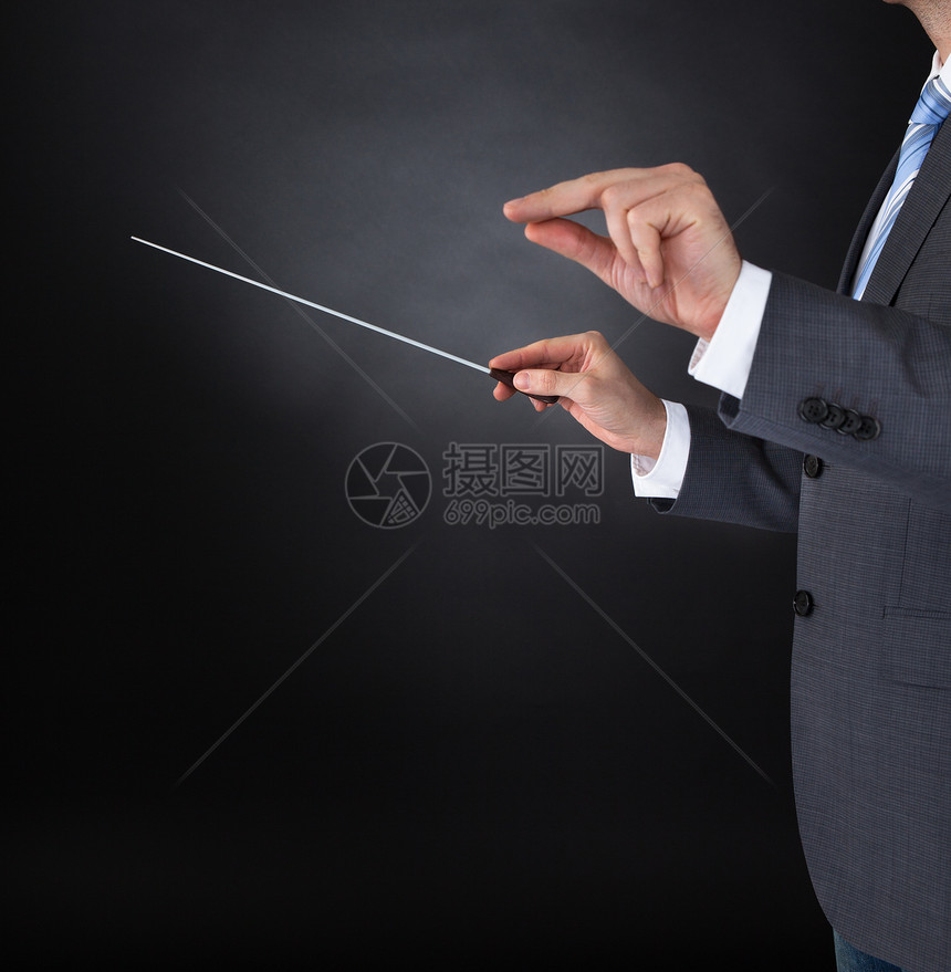 关闭管弦乐队指挥员手握中在黑背图片