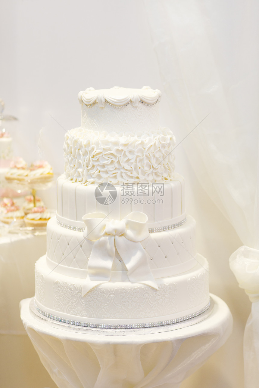 白色的漂亮婚礼蛋糕5图片