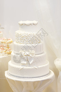 白色的漂亮婚礼蛋糕5图片