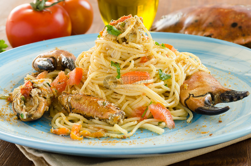 意大利意大利意面中塞满螃蟹博塔加新鲜番茄和鹦鹉图片