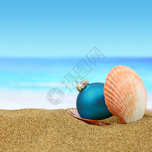 沙滩上贝壳中的圣诞球图片