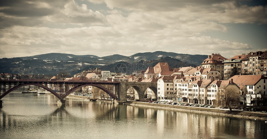 斯洛文尼亚的Maribor与河流Drav图片