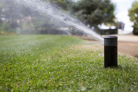 洒水器给花园的草浇水图片