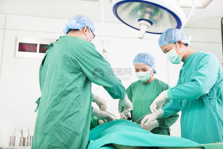 在手术室工作的外科医生团队图片