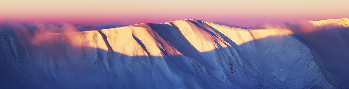 冬季的山脉景观全景黎明和太阳第一线喀尔巴阡山图片