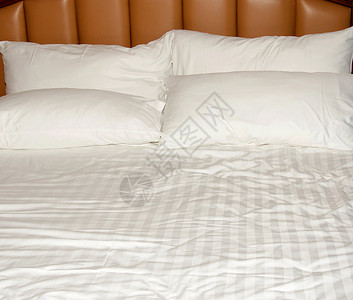 现代风格的白色床被图片