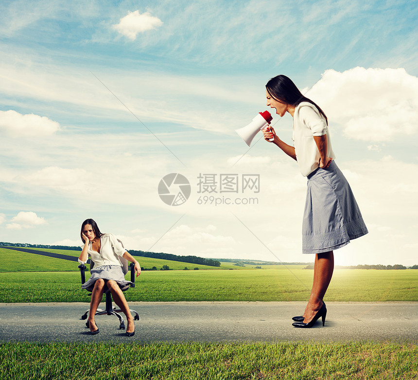 情绪激动的女人在路上对疲惫的女人尖叫图片