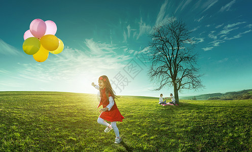 快乐女孩在草地里跑来去在父母背景上图片