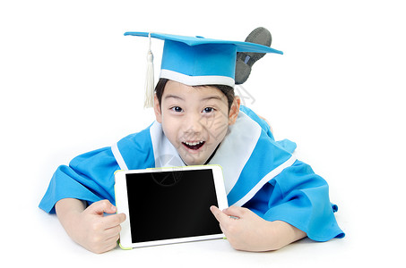 亚洲儿童与平板电脑恭喜幼儿园毕业制服的亚裔儿童校对图片