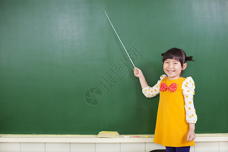 亚洲小女孩用警棍指着黑板上图片