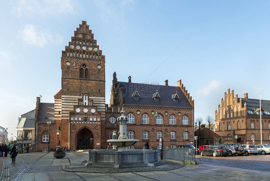 罗斯基勒的市政厅是19世纪的新哥特式建筑哥特式塔楼是圣劳伦斯教堂的唯一遗迹图片