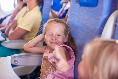 飞机上快乐的小女孩图片