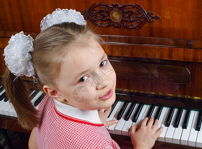 彩裙小姑娘学弹钢琴图片