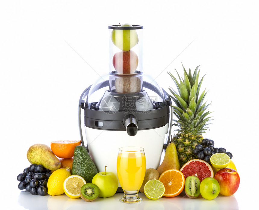 新鲜水果和玻璃与果汁在白色背景上的白色榨汁机附近健图片
