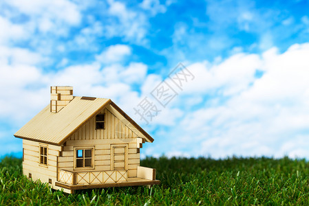 绿草上的小房子模型图片