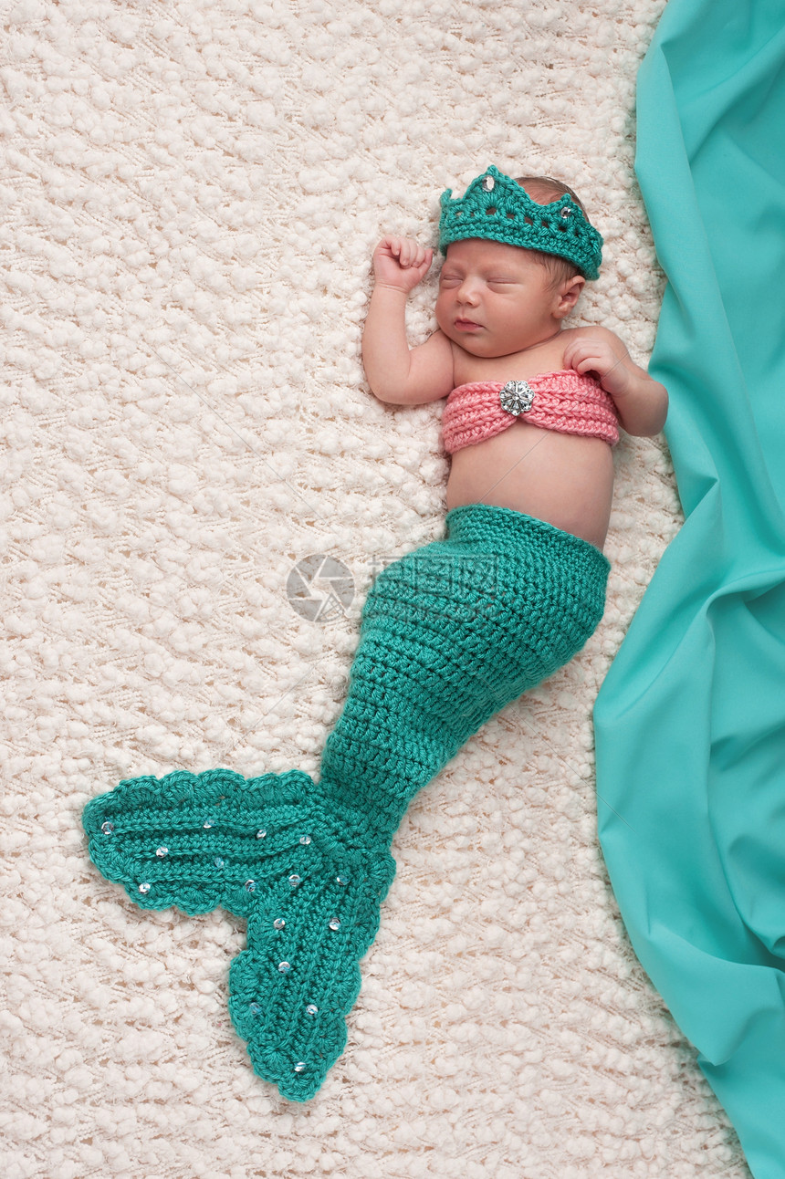 新出生的女婴穿着绿石和珊瑚美人鱼服装图片