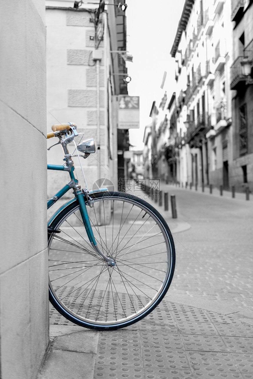 自行车轮靠墙黑白场景图片