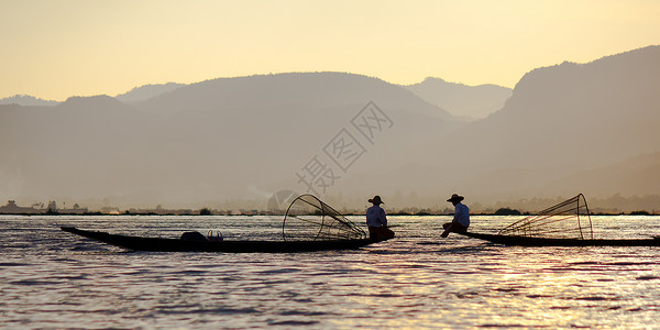 缅甸茵莱湖两名渔民坐在船上图片